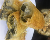 Foto del paso 1 de la receta: Mil hojas de espinacas, queso de cabra y cheddar rallado🤪