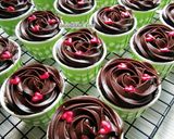 Gambar langkah 9 resipi Moist Chocolate Cupcake.