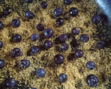 Foto del paso 3 de la receta: Torta bajita invertida de arándanos 🍌 y coco