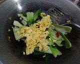 Foto langkah ke 5 dari resep Tumis Pokcoy Telur Orak Arik.