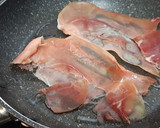 Foto del paso 3 de la receta: Trucha a la plancha con jamón y brócoli al ajillo