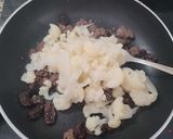 Foto del paso 2 de la receta: Coliflor con salteado de morcilla y cebolla confitada