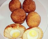 A picture of step 4 of Egg Roll.