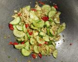 Foto langkah ke 4 dari resep Tumis Timun Telur Pedas.