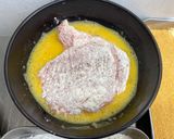 A picture of step 4 of German pork schnitzel.
