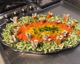 Une image de l'étape 8 de Salade de courgette, carottes et poivrons jaunes au surimi et ciboulette fraîche.
