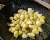 Foto del passaggio 3 della ricetta Padellata di patate e porcini al profumo di aromi