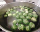Une image de l'étape 2 de Poêlée de choux de bruxelles au lard.