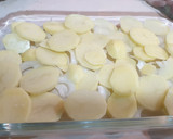 Foto del paso 3 de la receta: Cuartos traseros de pollo al horno con patatas panaderas
