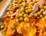 Foto del paso 5 de la receta: ARROZ CON SALSA, QUESO Y POLLO EN TROZOS 🍚🥫🧀🍗(Arroz con pollo para los más chicos) 🍚🍗🧒🏻👦🏼👧🏻👦🏼🥕🫛