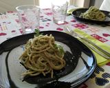 Foto del passaggio 3 della ricetta Spaghetti integrali al pesto di rucola, avocado e pinoli