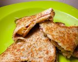 Foto langkah ke 5 dari resep Roti Panggang Teflon dengan Mayo dan Selai.
