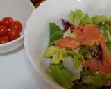 Foto del paso 1 de la receta: Ensalada tibia con salmón ahumado, dátiles, cherry y mezclum