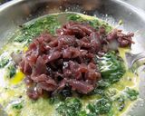 Foto del paso 3 de la receta: Tortilla de espinacas y cebolla morada