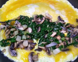 Foto del paso 2 de la receta: Omelette relleno de champiñones y acelga!