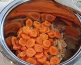 Foto del paso 7 de la receta Albóndigas de pollo en salsa de zanahorias y champiñones