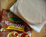 Foto del paso 1 de la receta: Mini pizzas frías de queso de cabra y anchoa con cebolla caramelizada y pepinillos