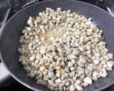 Hình bước làm 3 của món Canh Hẹ Nấu Hến
