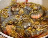 Foto langkah ke 2 dari resep Udang Goreng Bawang Putih.