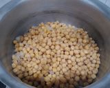A picture of step 3 of Kathyawari cholay chaat.
