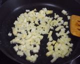Foto del paso 1 de la receta Bolsitas de morcilla con manzanas y piñones
