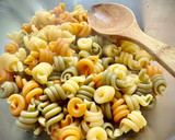 Foto del paso 2 de la receta: Ensalada de pasta con un toque cítrico