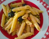 Foto del passaggio 2 della ricetta Penne con pancetta,olive nere e piselli❤️