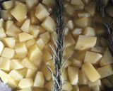 Foto del passaggio 4 della ricetta Salsiccia e patate in padella