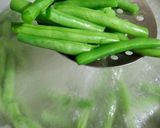 A picture of step 3 of Green beans salad.