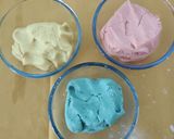 Foto langkah ke 3 dari resep Flower Butter Cookies.