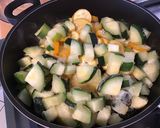 Une image de l'étape 2 de Courgettes bicolores à l ail et épices méditerranéennes.