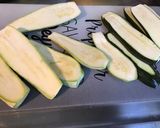 Une image de l'étape 2 de Courgettes vertes et blanches marinées tomates moutarde romarin grillées (recette plancha).