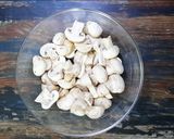 A picture of step 1 of Air-Fried Garlic Mushrooms.