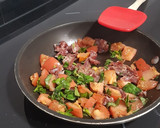 Foto del paso 1 de la receta: Omelette con jamón, tomate y albahaca