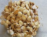 Une image de l'étape 3 de Graines de potimarron façon pop corn.