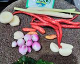 Foto langkah ke 2 dari resep Ayam woku daun kemangi.