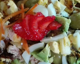 Foto del paso 3 de la receta: Ensalada mixta adornada con fresa!!