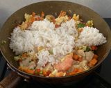 Foto langkah ke 3 dari resep Nasi goreng nanas.