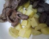 Foto langkah ke 2 dari resep Kare hati ayam dan kentang.
