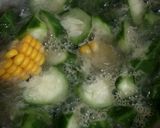 Foto langkah ke 5 dari resep Sayur Bening Oyong Jagung.