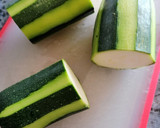 Foto del paso 2 de la receta: Troncos de calabacín rellenos de atún y langostinos