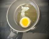 Foto del paso 3 de la receta Cestitas de gulas al ajillo con falso huevo de codorniz