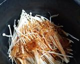 Foto langkah ke 5 dari resep Spicy Gochujang With Enoki and Shirataki.
