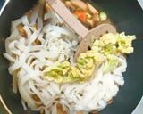 Foto langkah ke 4 dari resep Kwetiaw kuah baso & crabstick.