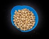 A picture of step 1 of White peas masala curry.