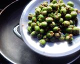 A picture of step 3 of Sundakkai (turkey berry) thogaiyal.