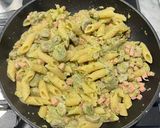 Foto del passaggio 3 della ricetta Penne con fave e prosciutto cotto🫛