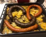 Burgonya ágyon sült hurka-kolbasz, párolt lilakáposztával recept fázis 4 fotója