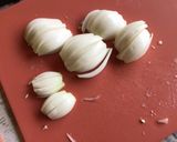 Une image de l'étape 7 de Salade de tomates noires, mozzarella di buffala et oignons nouveaux.