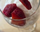 Foto del paso 5 de la receta: Copa de yogur de leche de búfala con frutillas, chocolate rallado y ♥️ de mantequilla de almendras 🍂